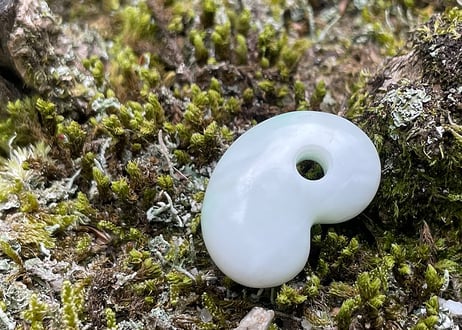 糸魚川翡翠　勾玉　白緑　24mm / Itoigawa Jadeite MAGATAMA