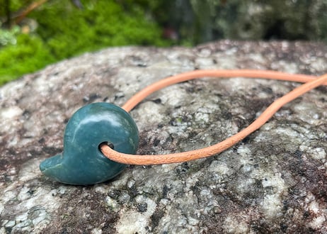 糸魚川ネフライト　勾玉　丸みのあるコンマ形　青緑　25mm / Itoigawa Nephrite MAGATAMA