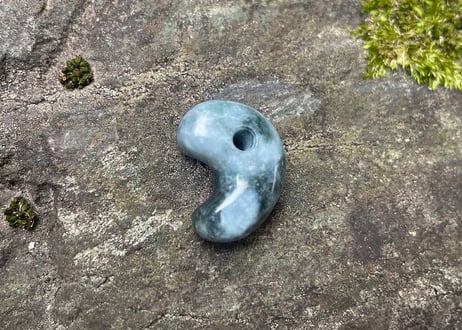 糸魚川翡翠　勾玉　黒白圧搾翡翠　20mm / Itoigawa Jadeite MAGATAMA