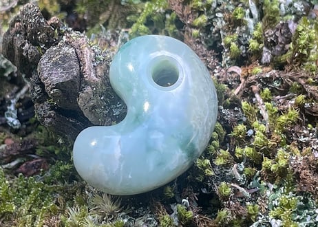 糸魚川翡翠　勾玉　ミントグリーン　24mm / Itoigawa Jadeite MAGATAMA