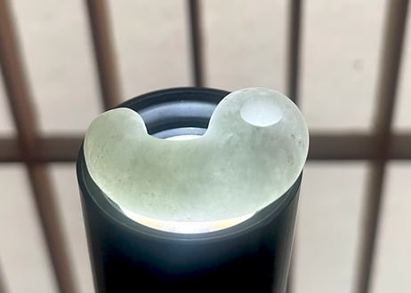 糸魚川翡翠　沖縄型勾玉　白翡翠・淡緑　28mm / Itoigawa Jadeite MAGATAMA
