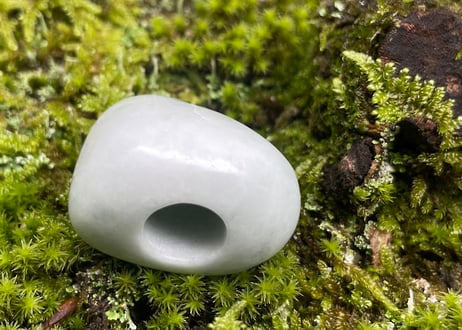 糸魚川翡翠　石笛　丸みのある造形　ごく淡い緑　30mm / Itoigawa Jadeite IWABUE
