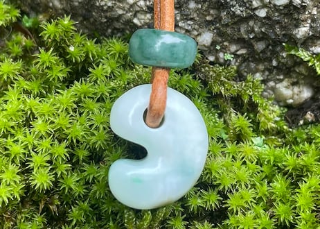 糸魚川翡翠　勾玉＋翡翠ビーズ　16mm　白緑 / Itoigawa Jadeite MAGATAMA + Bead