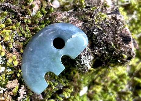 糸魚川ネフライト　獣型勾玉　深緑・青緑　27mm / Itoigawa Nephrite Beast-Shaped MAGATAMA