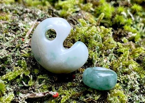糸魚川翡翠　勾玉＋翡翠ビーズ　16mm　白緑 / Itoigawa Jadeite MAGATAMA + Bead
