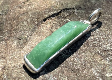 糸魚川翡翠　金山谷　シルバー925ペンダントトップ　細長いフリーフォーム　緑　24mm / Itoigawa Jadeite Silver Pendant