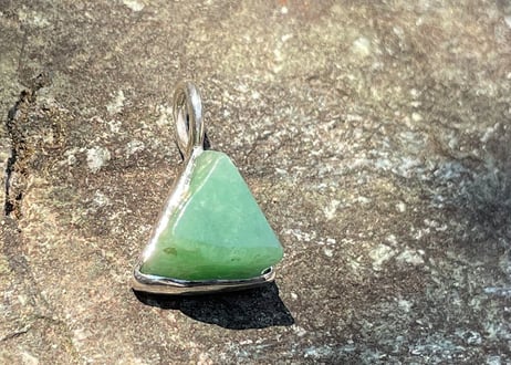 糸魚川翡翠　金山谷　シルバー925ペンダントトップ　三角形　ミントグリーン　11mm / Itoigawa Jadeite Silver Pendant