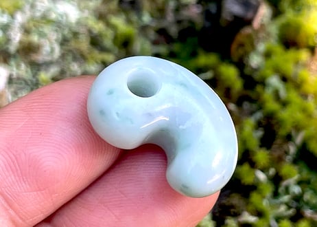 糸魚川翡翠　勾玉　ミルキーグリーン　21mm / Itoigawa Jadeite MAGATAMA
