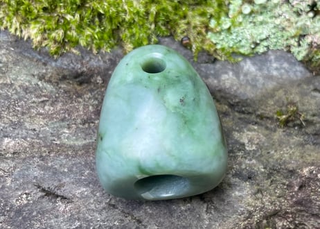 糸魚川ネフライト　石笛　丸みのある造形　緑　シルキーマット仕上げ　30mm / Itoigawa Nephrite IWABUE
