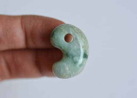 糸魚川翡翠　勾玉　ミントグリーン　24mm / Itoigawa Jadeite MAGATAMA