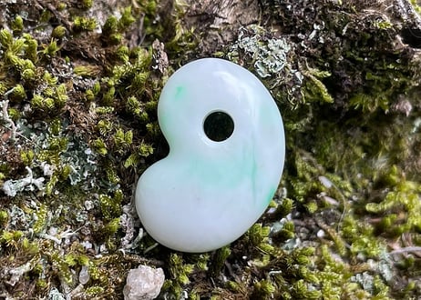 糸魚川翡翠　勾玉　白緑　24mm / Itoigawa Jadeite MAGATAMA