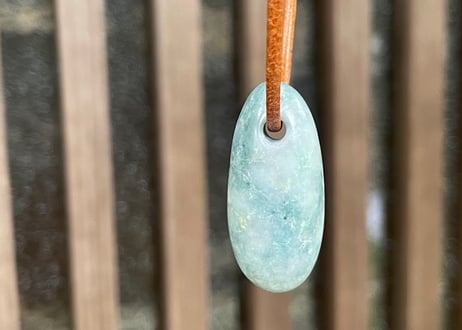糸魚川翡翠　垂飾　青灰色・水色　5.95g / Itoigawa Jadeite SUISHOKU