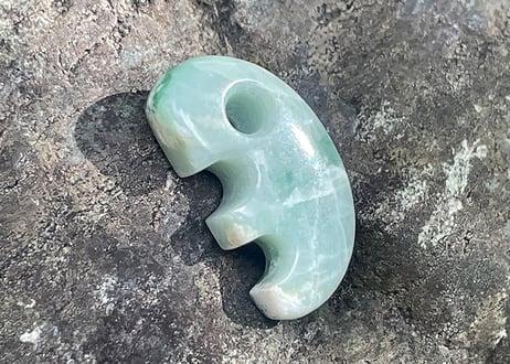 糸魚川翡翠　獣型勾玉　緑・透過　31mm / Itoigawa Jadeite Beast-Shaped MAGATAMA