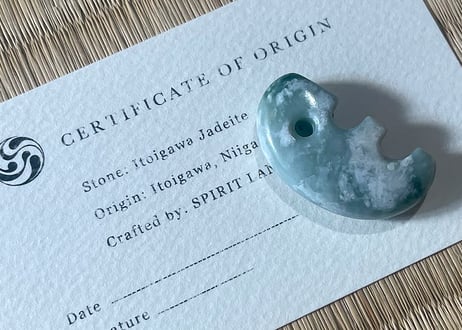 糸魚川翡翠　獣型勾玉　緑・透過　31mm / Itoigawa Jadeite Beast-Shaped MAGATAMA