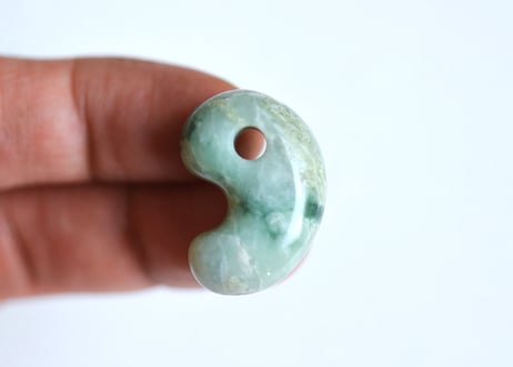 糸魚川翡翠　勾玉　ミントグリーン　24mm / Itoigawa Jadeite MAGATAMA