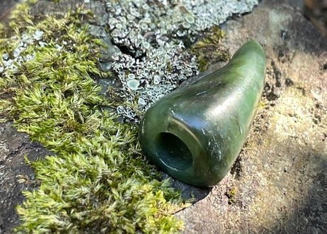糸魚川ネフライト　石笛 IWABUE　深緑　39mm / Itoigawa Nephrite Japanese Stone Whistle