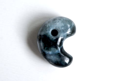 糸魚川翡翠　勾玉　黒白圧搾翡翠　20mm / Itoigawa Jadeite MAGATAMA