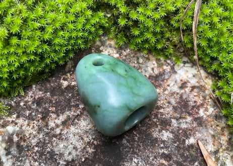 糸魚川ネフライト　石笛　丸みのある造形　緑　シルキーマット仕上げ　30mm / Itoigawa Nephrite IWABUE
