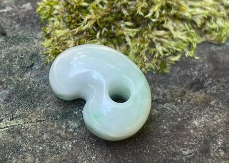 糸魚川翡翠　勾玉　鮮緑・ライトグレー　21mm / Itoigawa Jadeite MAGATAMA