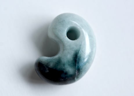 糸魚川翡翠　勾玉　ブルーグレー・濃青　23mm / Itoigawa Jadeite MAGATAMA
