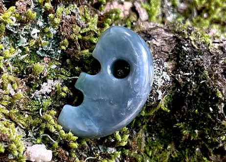 糸魚川ネフライト　獣型勾玉　深緑・青緑　27mm / Itoigawa Nephrite Beast-Shaped MAGATAMA
