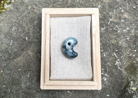 糸魚川翡翠　勾玉　黒白圧搾翡翠　20mm / Itoigawa Jadeite MAGATAMA