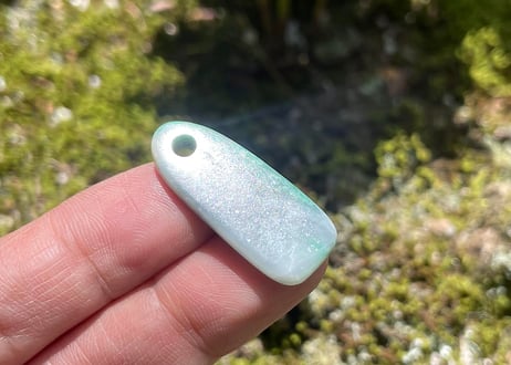 糸魚川翡翠　垂飾　鮮緑・ライトグレー　3.84g / Itoigawa Jadeite SUISHOKU