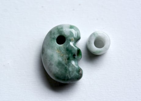 糸魚川翡翠　獣型勾玉＋翡翠ビーズ　5.88g / Itoigawa Jadeite Beast-Shaped MAGATAMA + Jadeite Bead
