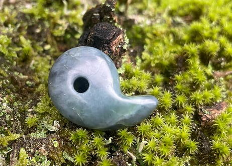 糸魚川ネフライト　勾玉　丸みのあるコンマ形　青灰緑　25mm / Itoigawa Nephrite MAGATAMA