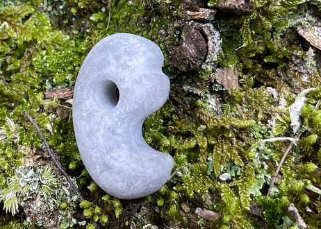 糸魚川翡翠 獣型勾玉 25mm / Itoigawa Jadeite Beast-Shaped MAGATAMA | Jomon Inspired Matte Finish