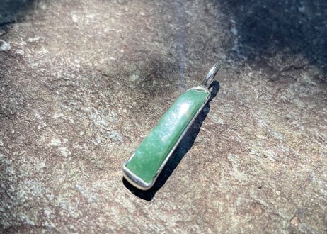 糸魚川翡翠　金山谷　シルバー925ペンダントトップ　細長いフリーフォーム　緑　24mm / Itoigawa Jadeite Silver Pendant