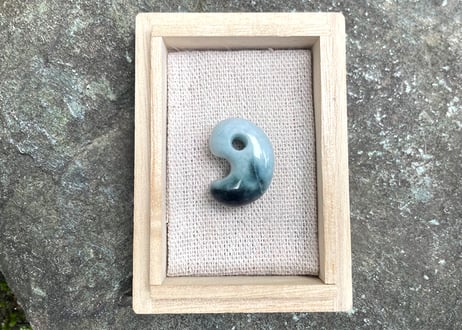 糸魚川翡翠　勾玉　ブルーグレー・濃青　23mm / Itoigawa Jadeite MAGATAMA