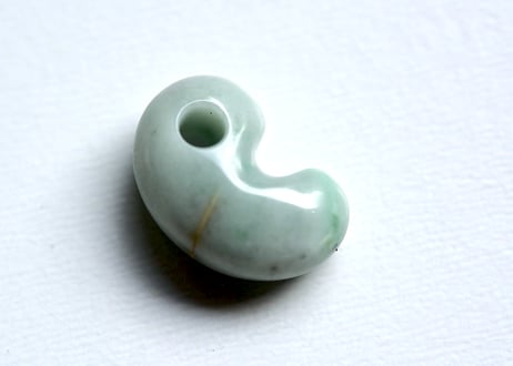 糸魚川翡翠　勾玉　ミルキーグリーン　21mm / Itoigawa Jadeite MAGATAMA