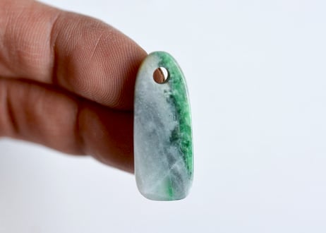 糸魚川翡翠　垂飾　鮮緑・ライトグレー　3.84g / Itoigawa Jadeite SUISHOKU