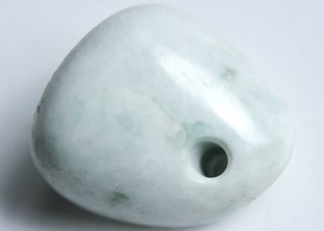 糸魚川翡翠　石笛　丸みのある造形　ごく淡い緑　30mm / Itoigawa Jadeite IWABUE