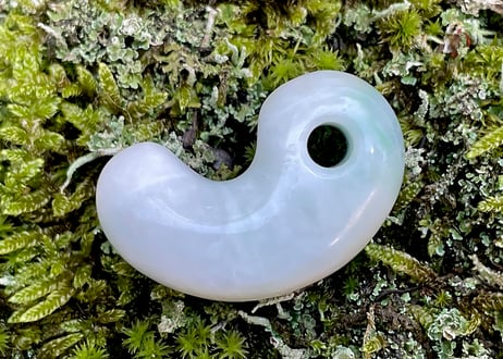 糸魚川翡翠　勾玉　白・淡緑　29mm / Itoigawa Jadeite MAGATAMA