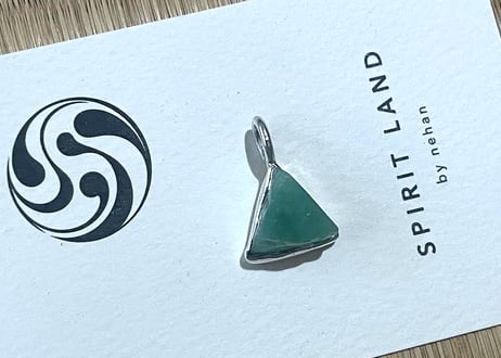 糸魚川翡翠　金山谷　シルバー925ペンダントトップ　三角形　ミントグリーン　11mm / Itoigawa Jadeite Silver Pendant
