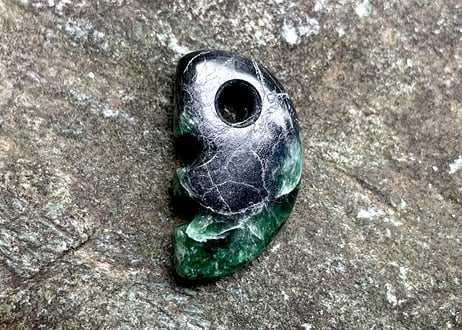 糸魚川翡翠　獣型勾玉　黒・鮮緑　26mm / Itoigawa Jadeite Beast-Shaped MAGATAMA