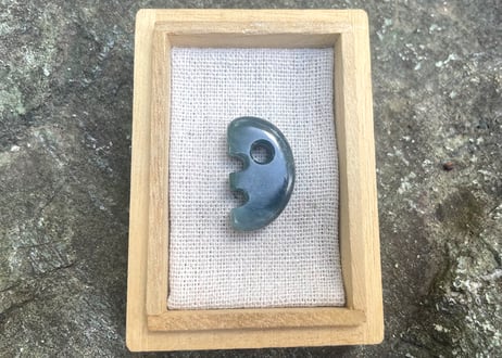 糸魚川ネフライト　獣型勾玉　深緑・青緑　27mm / Itoigawa Nephrite Beast-Shaped MAGATAMA