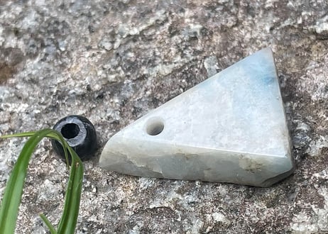 糸魚川翡翠　入りコン沢青翡翠 垂飾＋黒翡翠ビーズ　11.33g / Itoigawa Jadeite