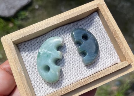 糸魚川翡翠　獣型勾玉　緑・透過　31mm / Itoigawa Jadeite Beast-Shaped MAGATAMA