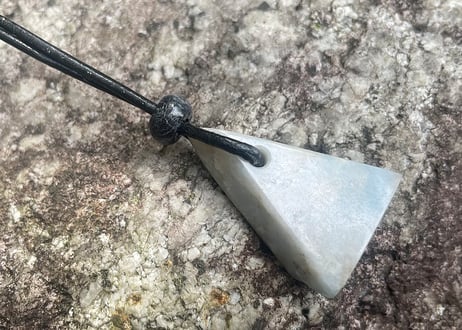 糸魚川翡翠　入りコン沢青翡翠 垂飾＋黒翡翠ビーズ　11.33g / Itoigawa Jadeite