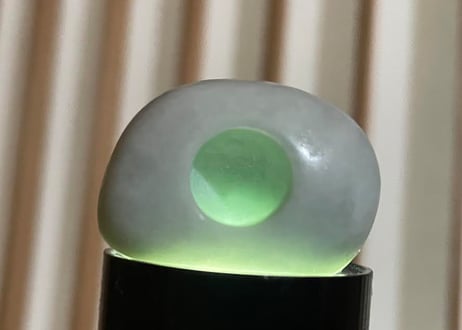 糸魚川翡翠　石笛　丸みのある造形　ごく淡い緑　30mm / Itoigawa Jadeite IWABUE