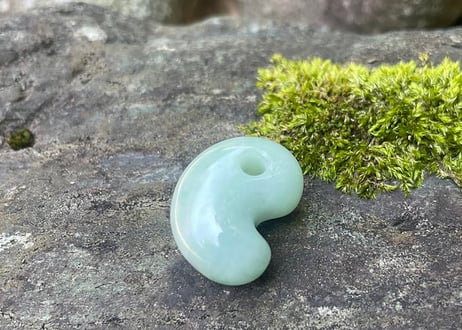 糸魚川翡翠　縄文型勾玉　ライトグリーン　25mm / Itoigawa Jadeite MAGATAMA