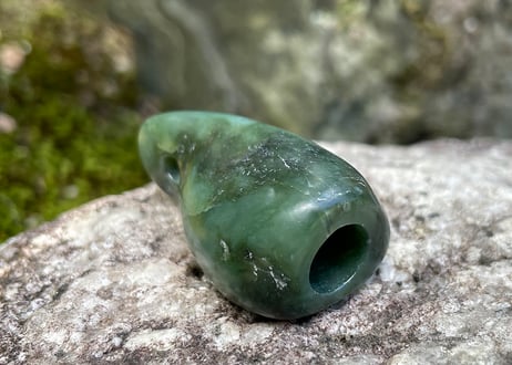 糸魚川ネフライト　石笛 IWABUE　深緑　39mm / Itoigawa Nephrite Japanese Stone Whistle