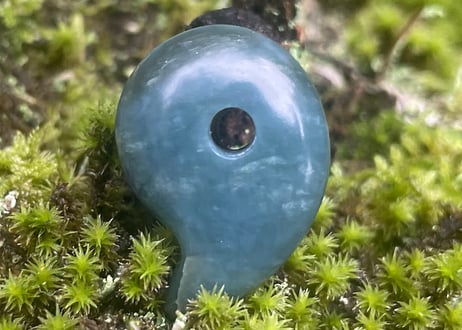 糸魚川ネフライト　勾玉　丸みのあるコンマ形　青緑　25mm / Itoigawa Nephrite MAGATAMA