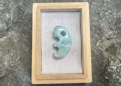 糸魚川翡翠　獣型勾玉　緑・透過　31mm / Itoigawa Jadeite Beast-Shaped MAGATAMA