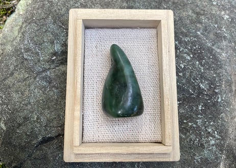 糸魚川ネフライト　石笛 IWABUE　深緑　39mm / Itoigawa Nephrite Japanese Stone Whistle