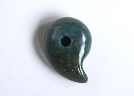 糸魚川ネフライト　勾玉　丸みのあるコンマ形　青緑　25mm / Itoigawa Nephrite MAGATAMA