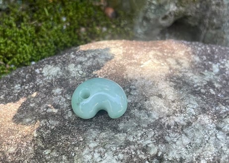糸魚川翡翠　縄文型勾玉　ライトグリーン　25mm / Itoigawa Jadeite MAGATAMA